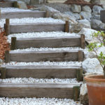 Escalier de jardin en bois et gravier